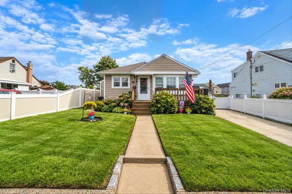 11 E Hollywood Avenue, Lindenhurst, NY 11757