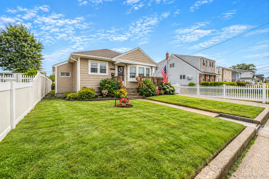 11 E Hollywood Avenue, Lindenhurst, NY 11757 - #2