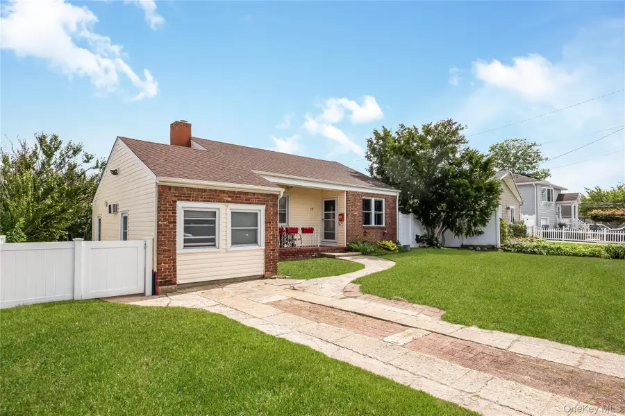 19 Rainbow Lane, Lindenhurst, NY 11757 - #2