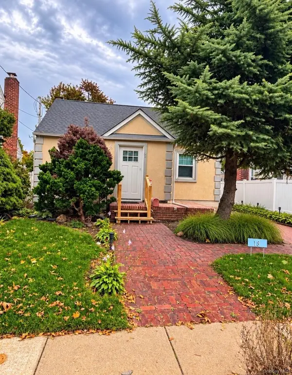 18 Grand Street, Elmont, NY 11003