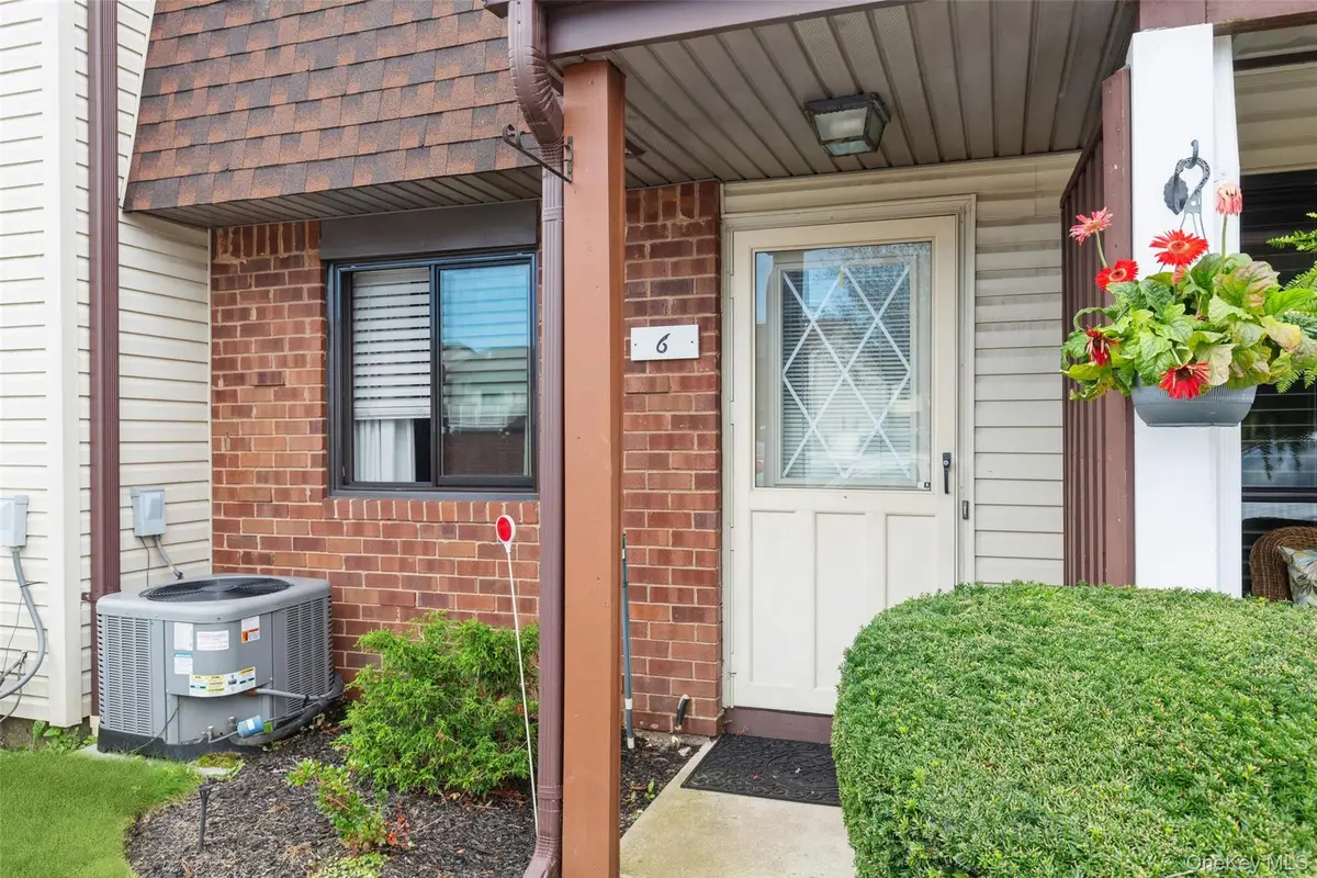 6 Cambridge Drive W, Copiague, NY 11726 - #1