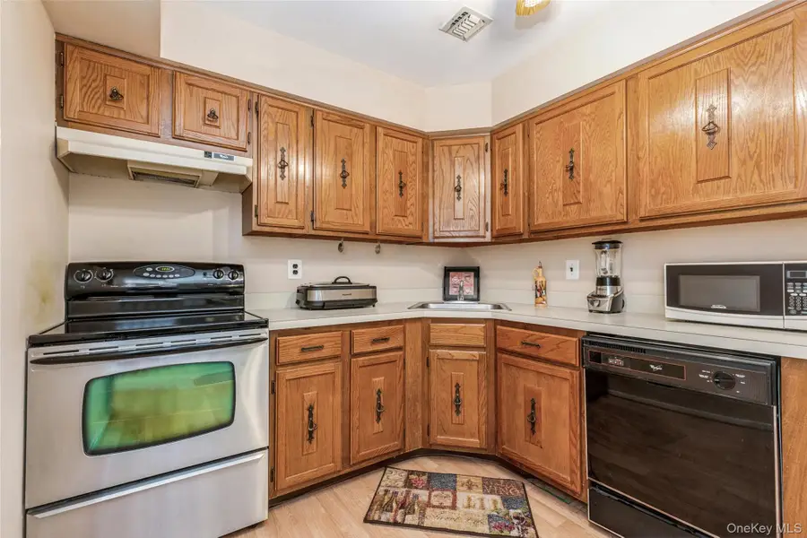 6 Cambridge Drive W, Copiague, NY 11726 - #3