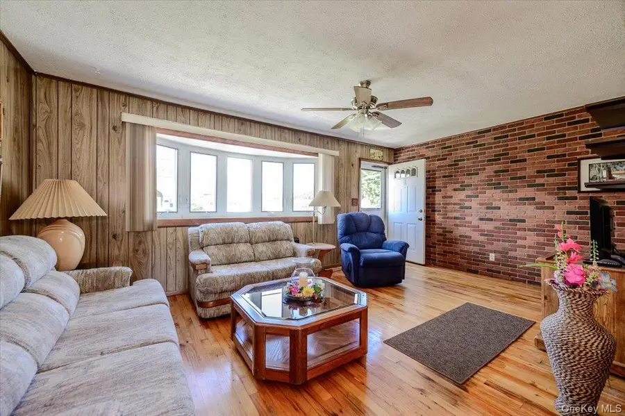 957 N Fulton Avenue, Lindenhurst, NY 11757 - #3