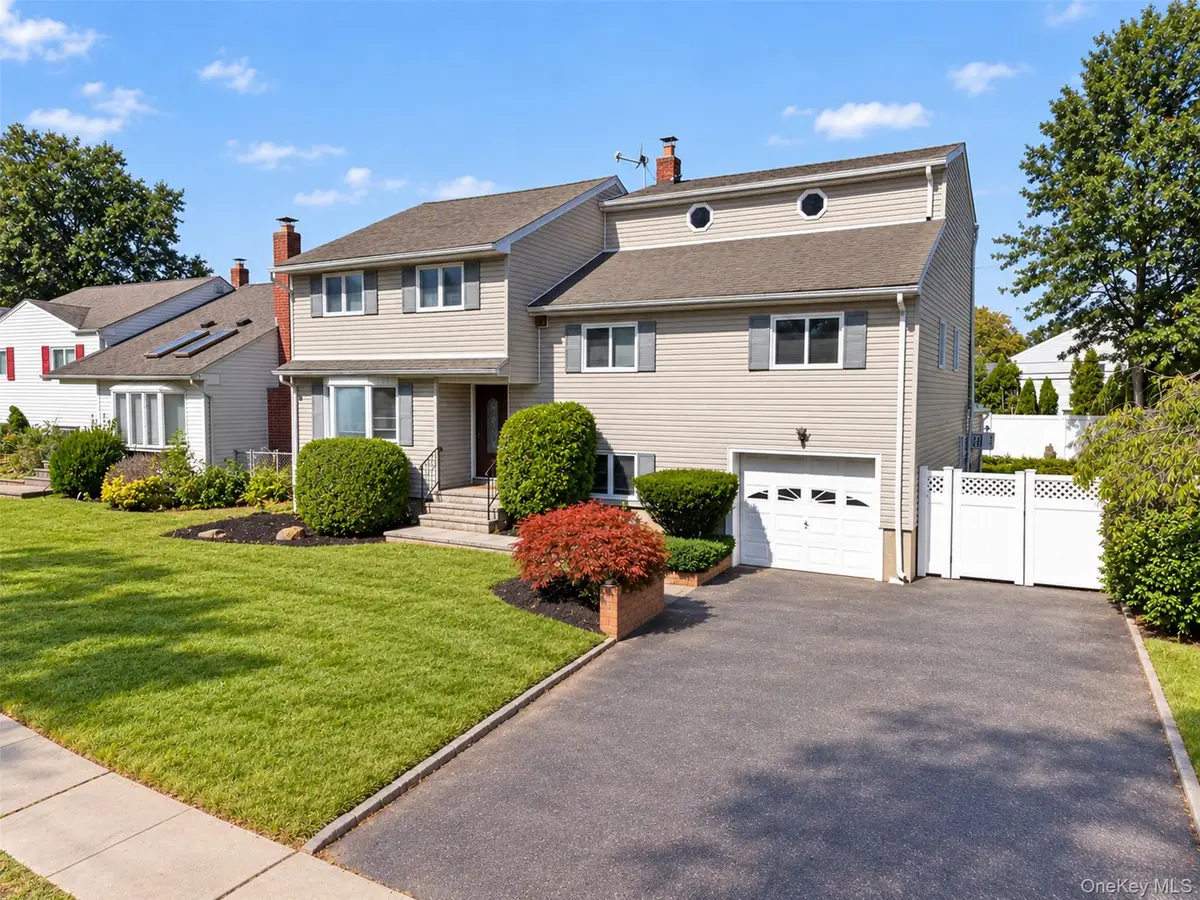 11 Lincrest Street, Syosset, NY 11791 - #1