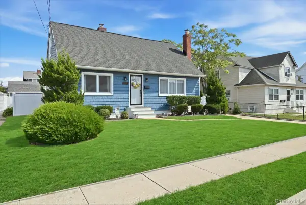 293 Roosevelt Avenue, Freeport, NY 11520