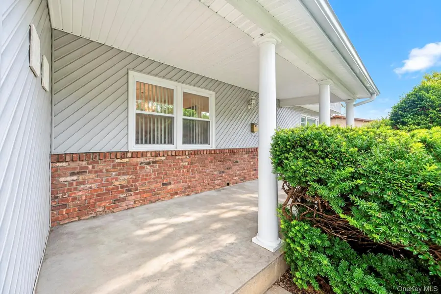 38 Waterford Drive, Wheatley Heights, NY 11798 - #3