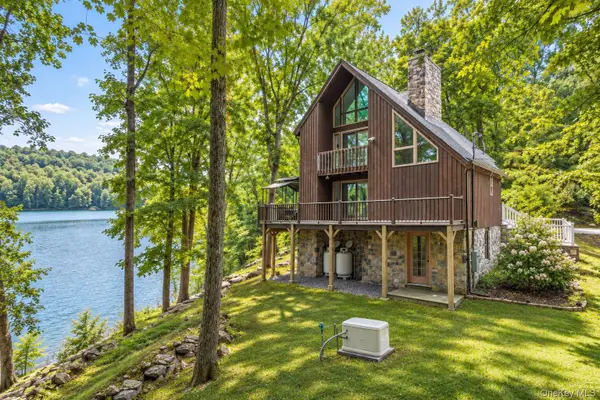 17 Tiger Trail W, Carmel, NY 10512