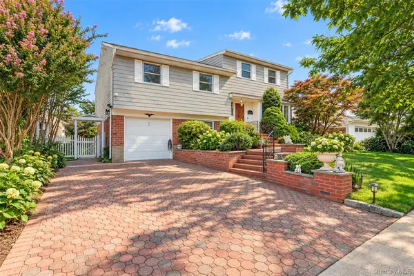 31 Colony Lane, Syosset, NY 11791