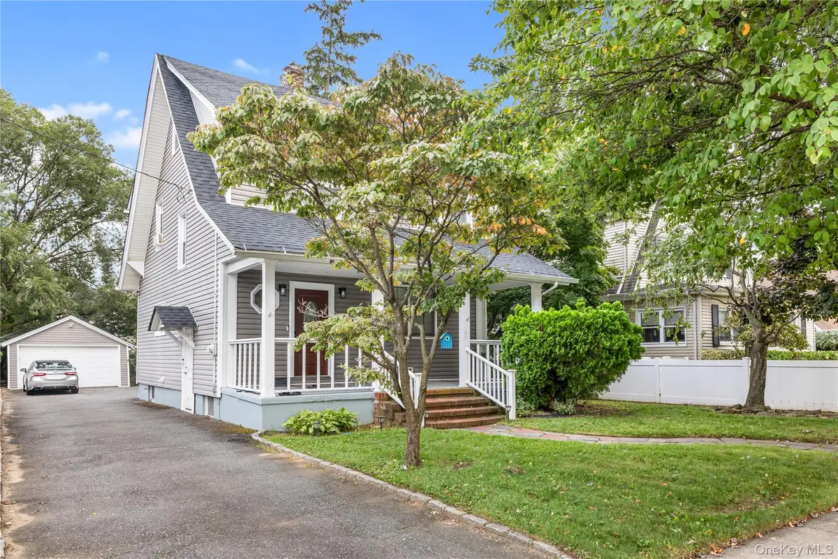 8 Rolling Street, Lynbrook, NY 11563 - #1