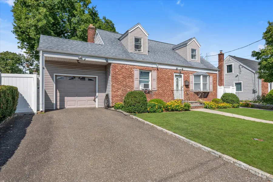 15 Lexington Avenue, Westbury, NY 11590 - #3