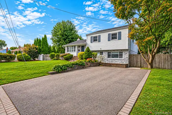 17 Marlowe Place, Greenlawn, NY 11740