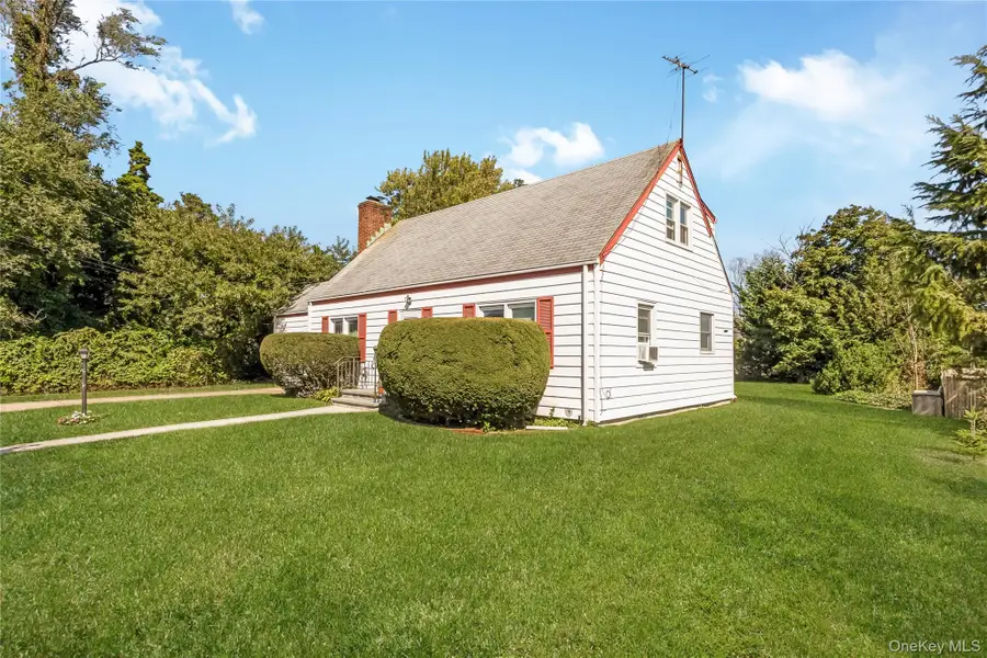 26 Dawes Avenue, Amity Harbor, NY 11701 - #2