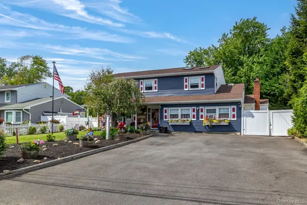 42 Ludlow Way, Oakdale, NY 11769