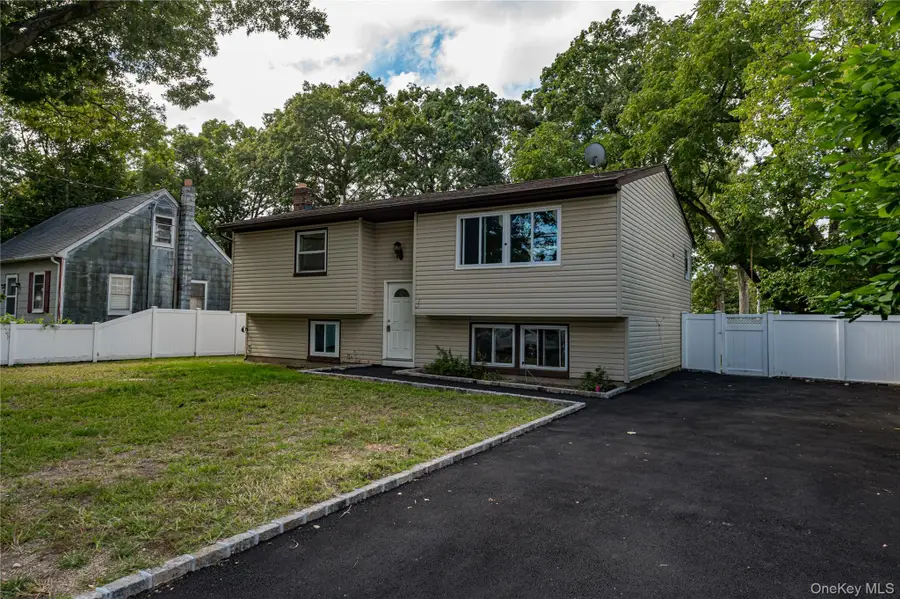 84 N 17th Street, Wheatley Heights, NY 11798 - #3