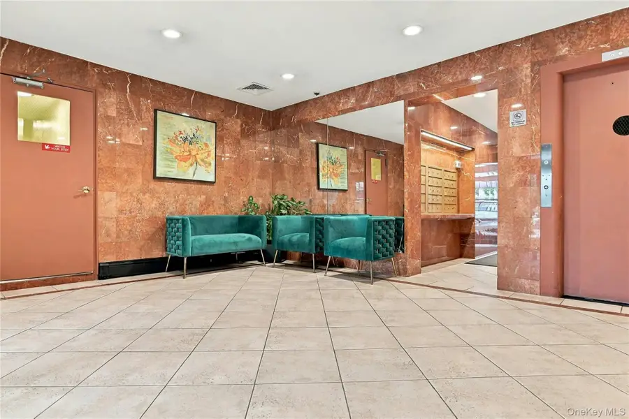 21 Bond Street #3J, Great Neck, NY 11021 - #3