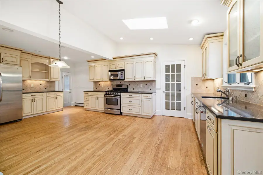 404 Cornwell Avenue, Malverne, NY 11565 - #3