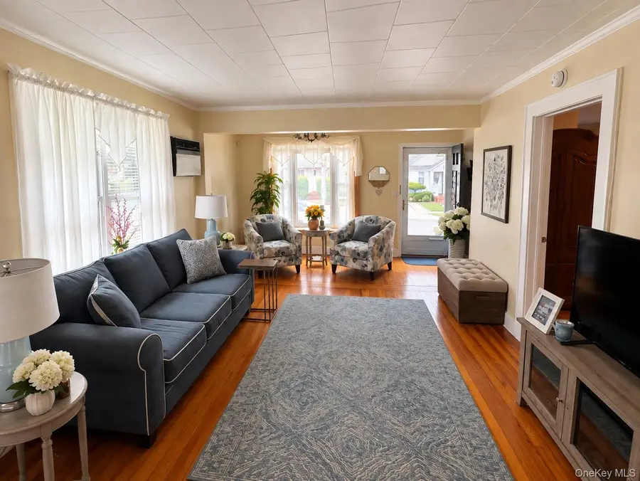1041 Barnes Street, Franklin Square, NY 11010 - #2