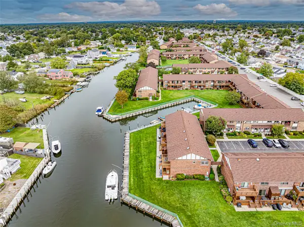 337 Mariners Way #337, Copiague, NY 11726