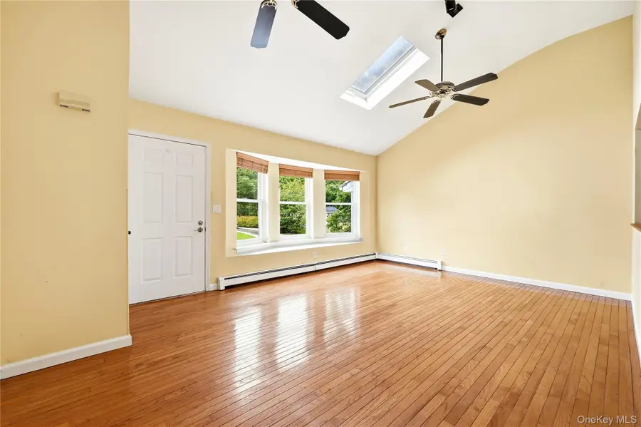 21 Lisa Court, Shirley, NY 11967 - #3