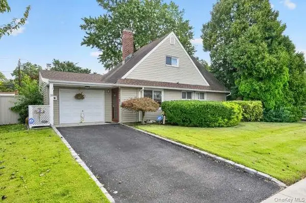 35 Hedge Lane, Westbury, NY 11590