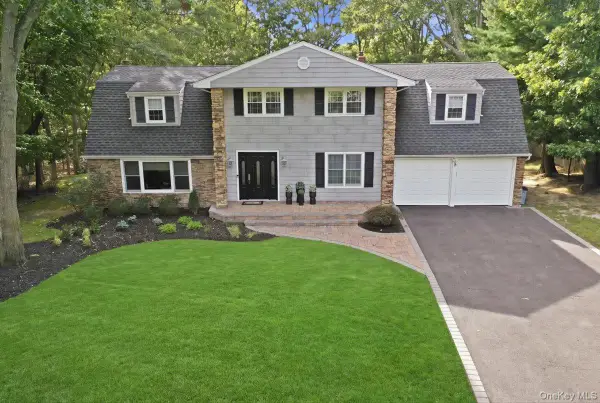 8 Philson Court, Commack, NY 11725