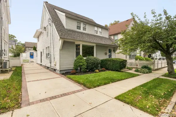 30 Astor Place, Williston Park, NY 11596