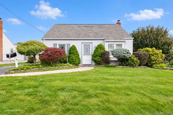 8 Park Circle N, Farmingdale, NY 11735