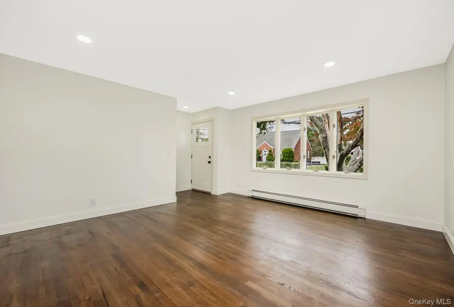 4 Sutton Court, West Islip, NY 11795 - #3