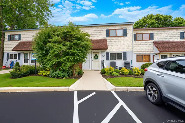 167 Pointe Circle N #167, Coram, NY 11727