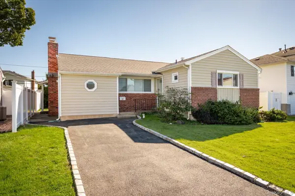 46 Hunter Lane, Hicksville, NY 11801
