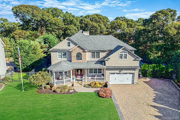 10 Privet Court, Smithtown, NY 11787