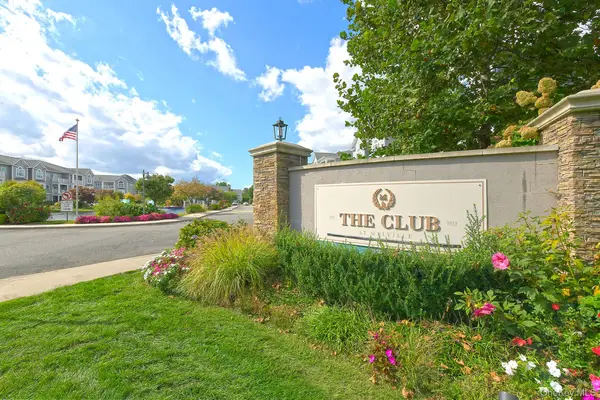 212 Clubhouse Circle #212, Melville, NY 11747