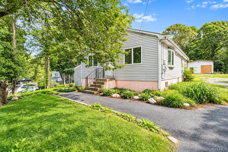 95 W Bartlett Road, Middle Island, NY 11953 - #2