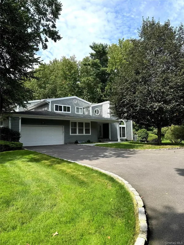 20 Tiffany Circle #20, Manhasset, NY 11030