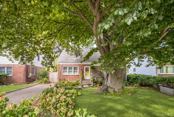 38 Middle Neck Road, Port Washington, NY 11050