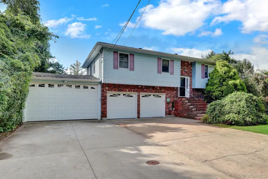 208 Raider Street, West Babylon, NY 11704 - #2