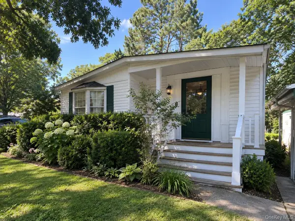 525 Riverleigh Avenue #102, Riverhead, NY 11901