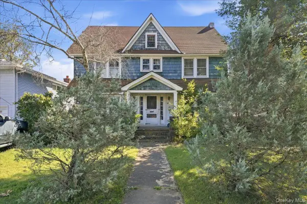21 Sherman Avenue, Rockville Centre, NY 11570