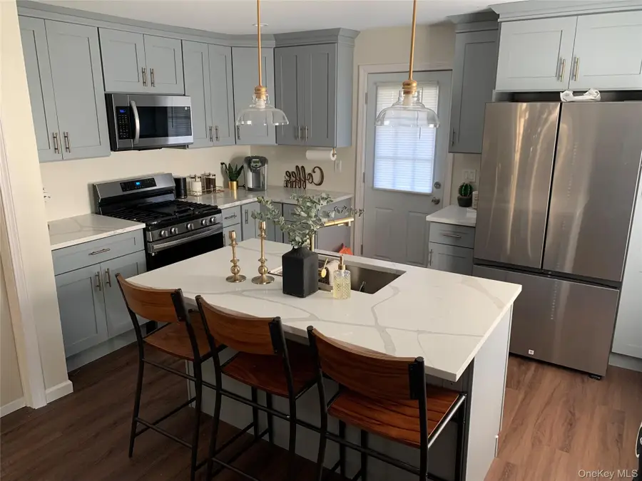24-22 Evers Court, Bridgeport, NY 06610 - #3