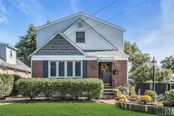24 Fieldston Street, Westbury, NY 11590