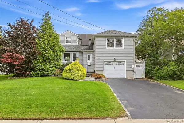 208 Island Parkway W, Island Park, NY 11558