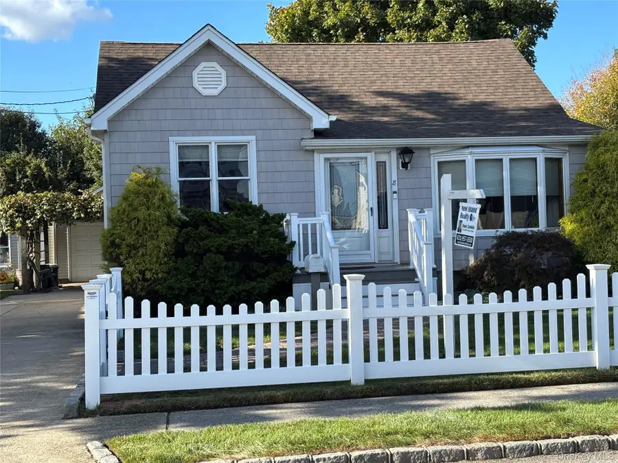 8 Walnut Place, Lindenhurst, NY 11757 - #3