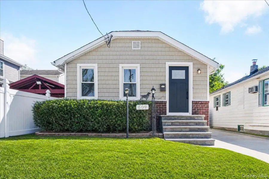 609 Hempstead Gardens Drive, West Hempstead, NY 11552 - #2