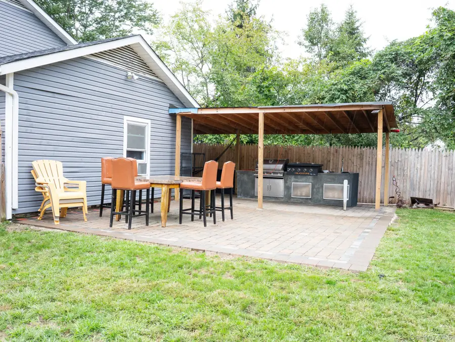 4 Wallace Court, Huntington Station, NY 11746 - #2