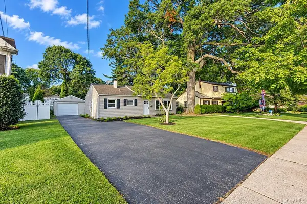 7 Surrey Road, Massapequa, NY 11758