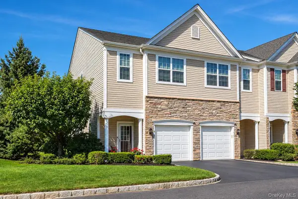 30 Torrey Pine Lane, Bay Shore, NY 11706