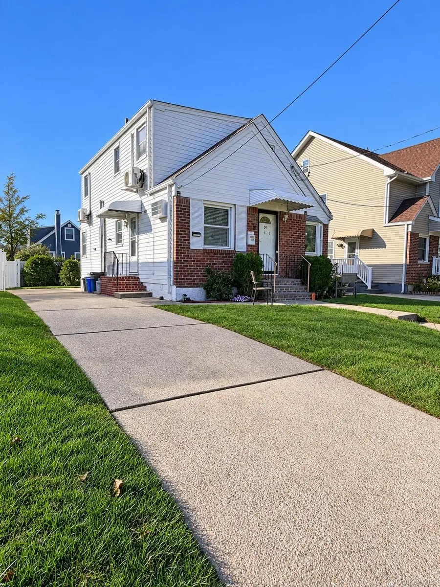 24 N Montgomery Street, Valley Stream, NY 11580 - #2