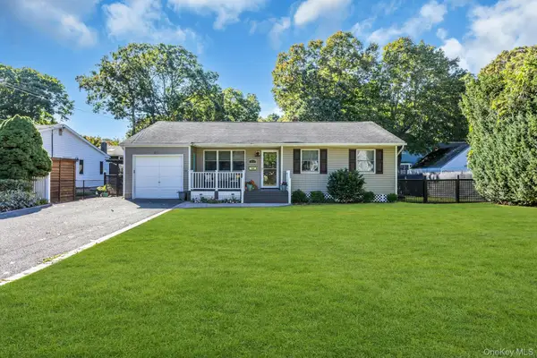 49 Muriel Place, West Sayville, NY 11796