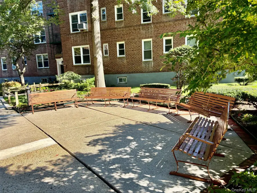34 Cathedral Avenue #2E, Hempstead, NY 11550 - #3