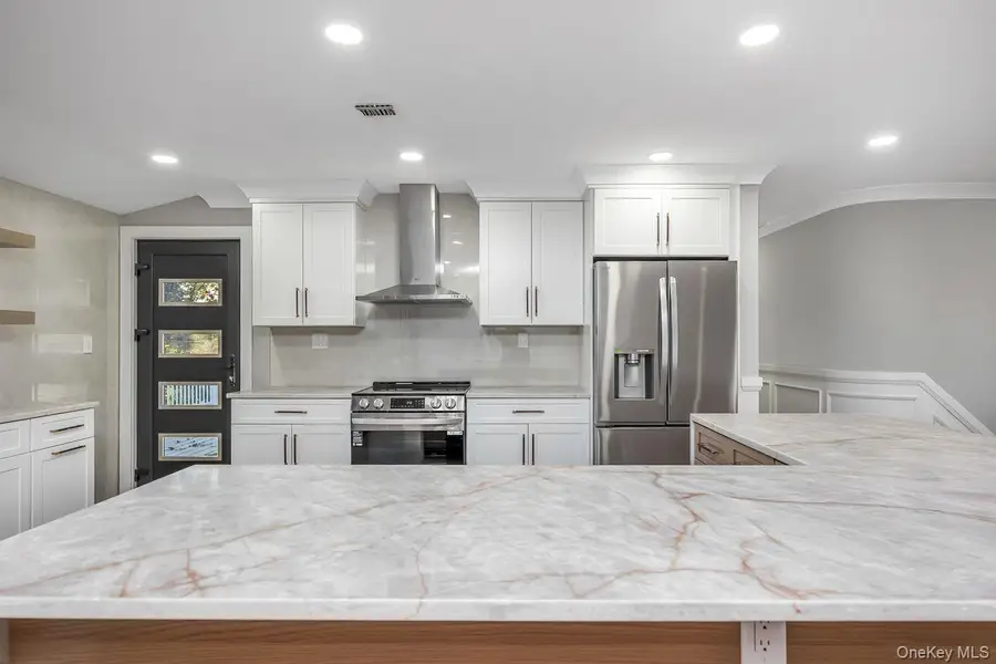 27 Clinton Lane, Hicksville, NY 11801 - #3